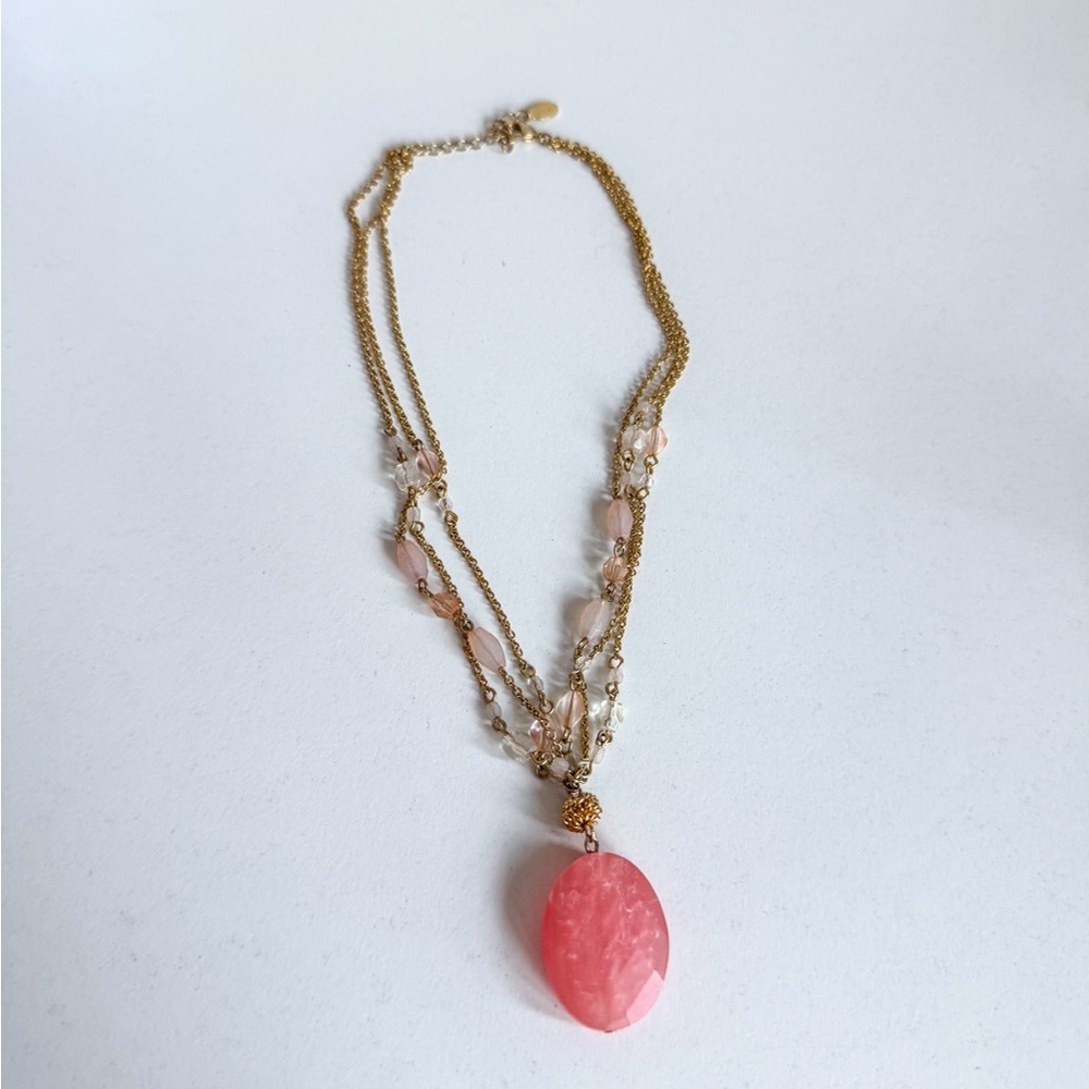 Pink and gold necklace with adjustable size closure
